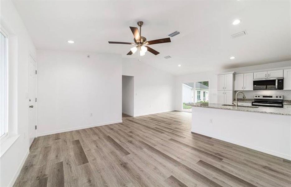 Spacious, unfurnished interior of a new home in , Silver Springs (Image 16).