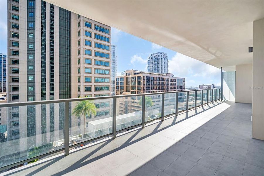 Condo located in St. Petersburg, FL showcasing its design and architecture (Image 4).