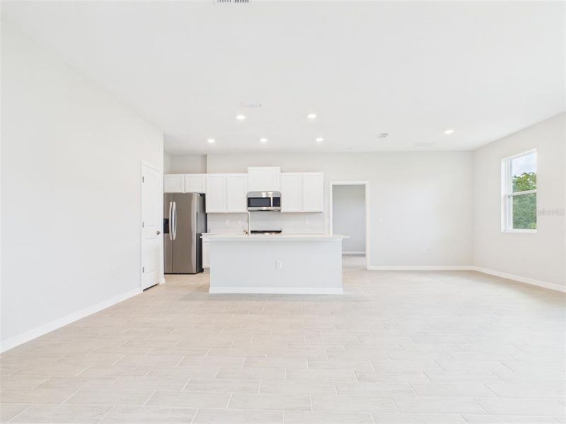 Spacious, unfurnished interior of a new home in , Ocala (Image 13).