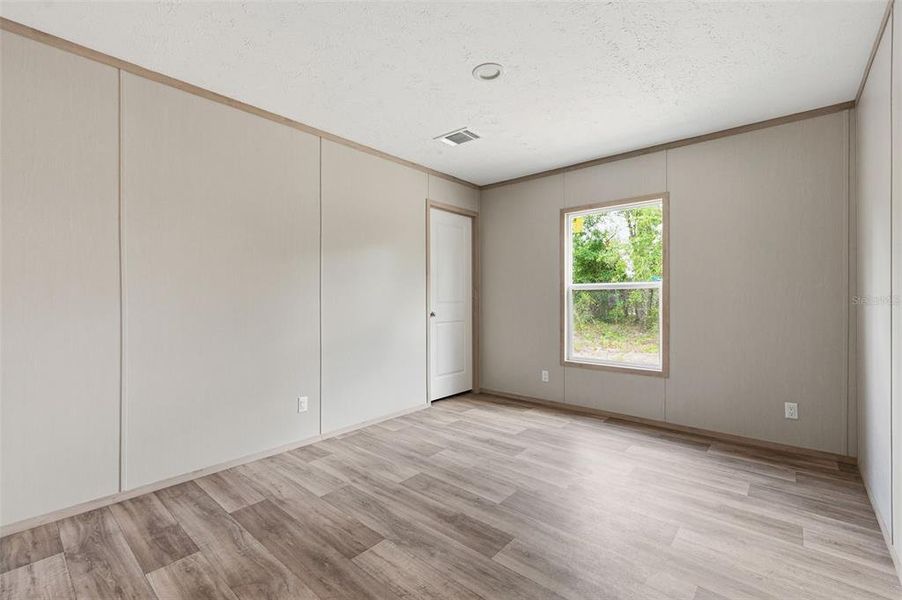 Spacious, unfurnished interior of a new home in , Williston (Image 13).