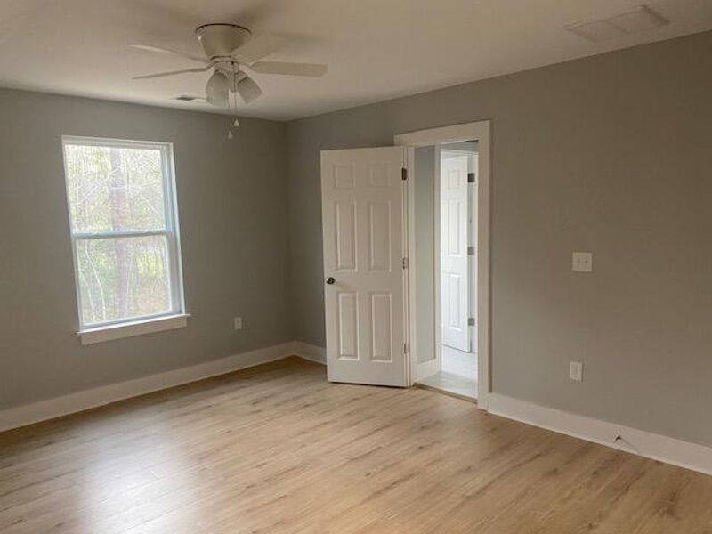 Spacious, unfurnished interior of a new home in , Walterboro (Image 9).