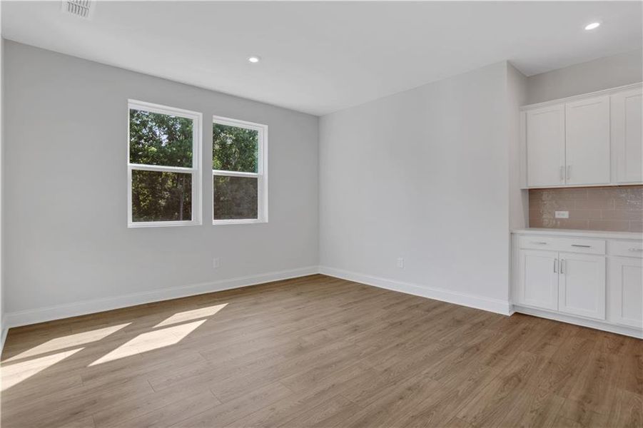 Spacious, unfurnished interior of a new home in Cambridge at Steels Bridge, Canton (Image 28).