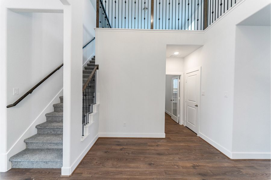 Spacious, unfurnished interior of a new home in Sunfield, Buda (Image 16).