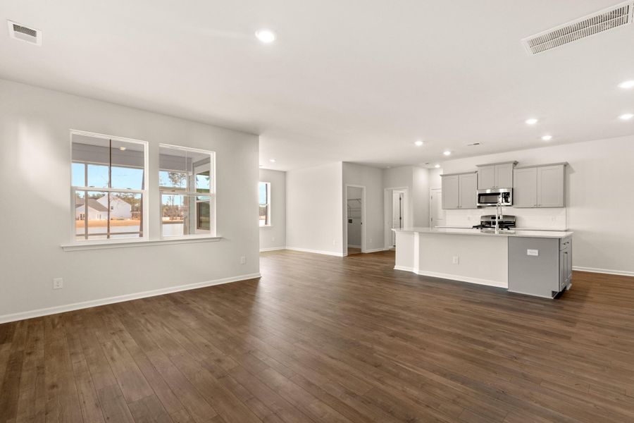 Spacious, unfurnished interior of a new home in Sweetgrass at Summers Corner, Summerville (Image 7).