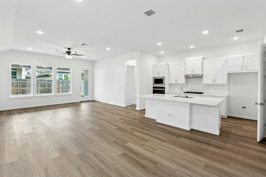 Spacious, unfurnished interior of a new home in University Heights, Round Rock (Image 12).
