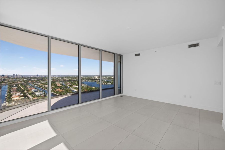 Spacious, unfurnished interior of a new home in , Fort Lauderdale (Image 18).