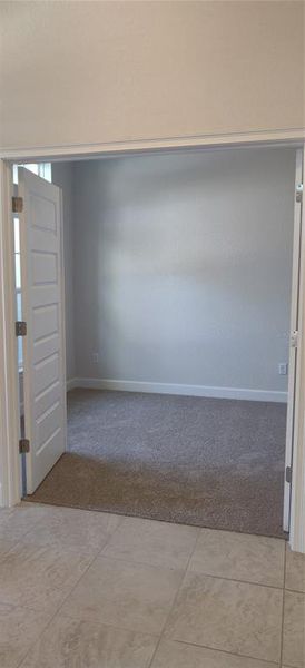 Spacious, unfurnished interior of a new home in Royal Highlands, Weeki Wachee (Image 13).