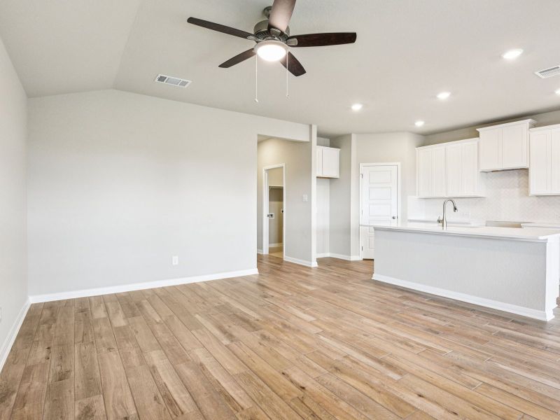 Spacious, unfurnished interior of a new home in Comanche Ridge, San Antonio (Image 17).