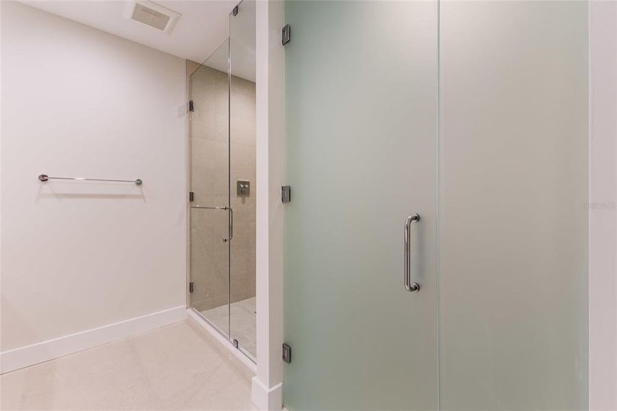 Spacious, unfurnished interior of a new home in , St. Petersburg (Image 42).