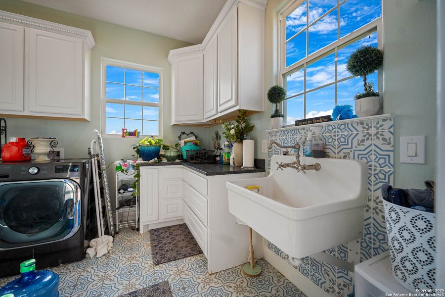 Furnished interior view inside a new home in , Kenedy (Image 14).