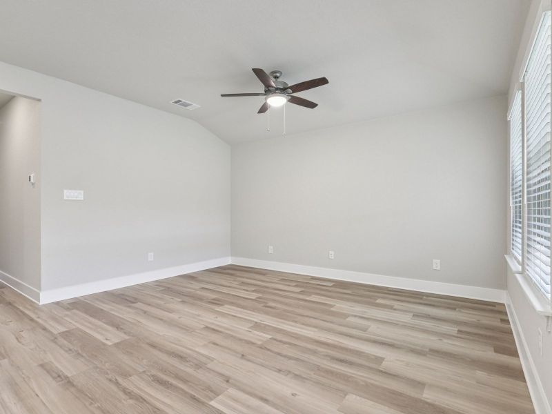 Spacious, unfurnished interior of a new home in Remington Ranch, San Antonio (Image 19).