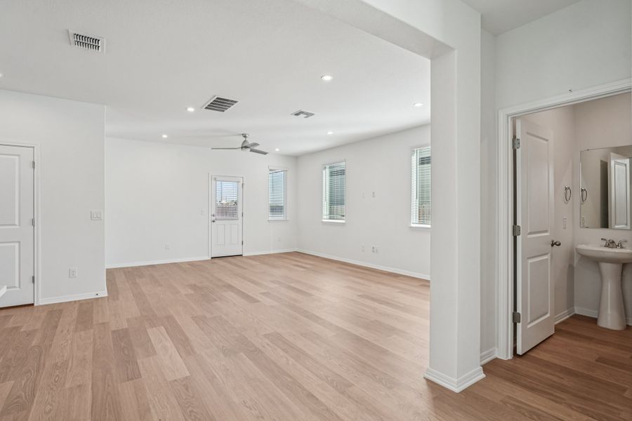 Spacious, unfurnished interior of a new home in Porter Country, Buda (Image 12).