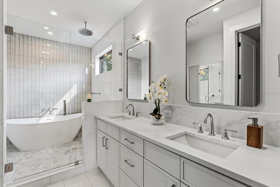 Furnished interior view inside a new home in , Orlando (Image 35).