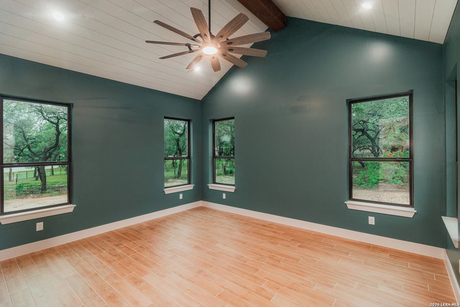 Spacious, unfurnished interior of a new home in , La Vernia (Image 16).