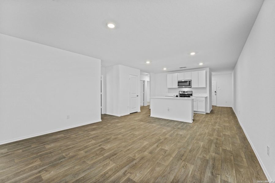 Spacious, unfurnished interior of a new home in Avenida, Converse (Image 21).