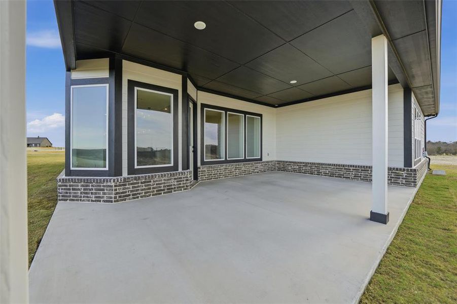 Exterior details and patio area of a home in Eagle Ridge Estates, Weatherford (Image 25).