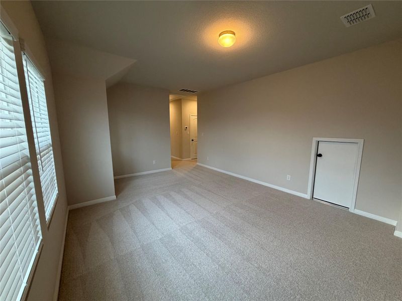 Spacious, unfurnished interior of a new home in Willow Springs, Buda (Image 15).