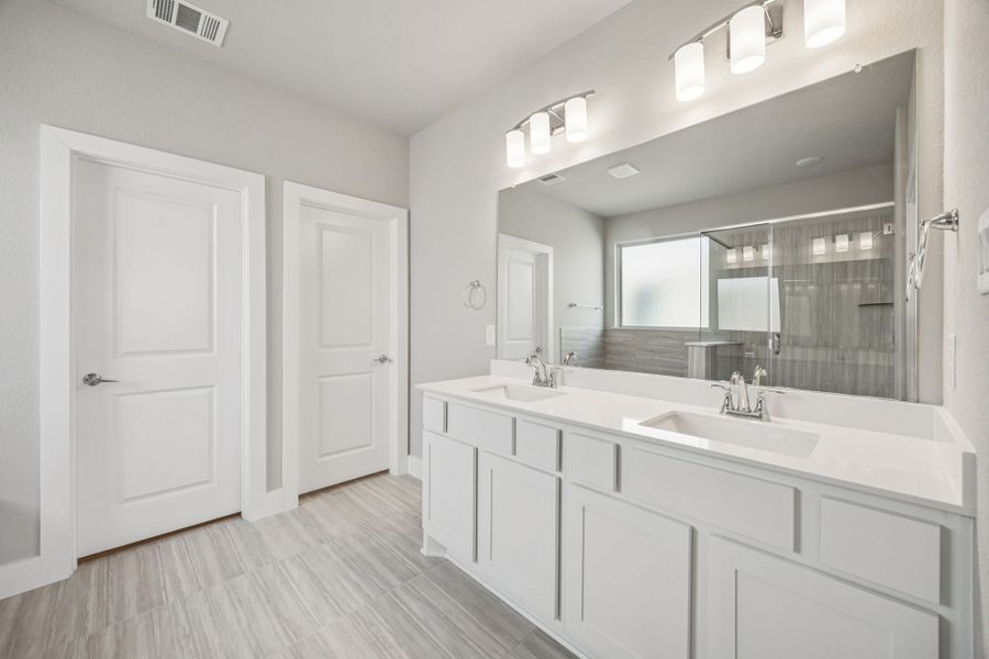 Furnished interior view inside a new home in Dove Hollow, Waxahachie (Image 12).