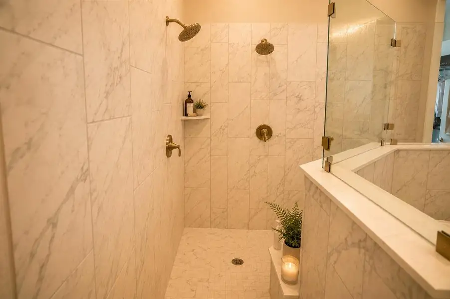 Glass shower enclosure Glass shower enclosure