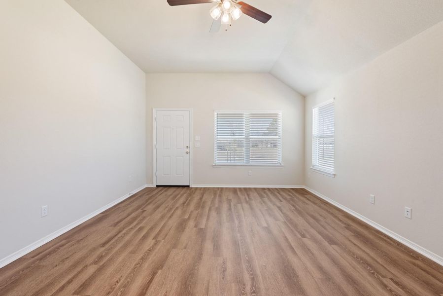 Spacious, unfurnished interior of a new home in , Navasota (Image 27).