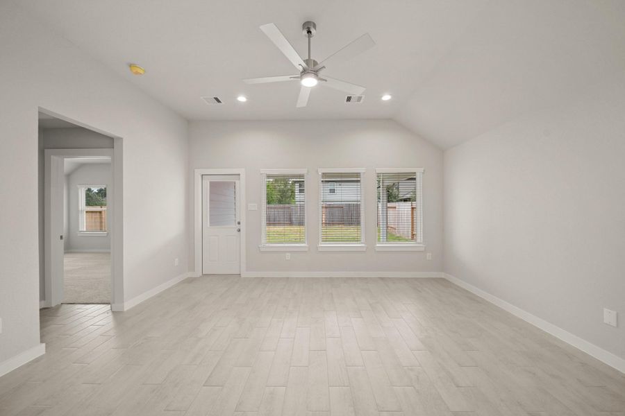 Spacious, unfurnished interior of a new home in Barton Creek Ranch, Conroe (Image 18). Spacious, unfurnished interior of a new home in Barton Creek Ranch, Conroe (Image 18).
