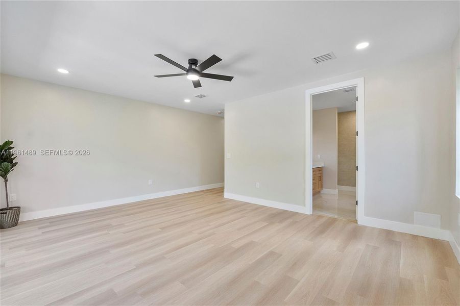 Spacious, unfurnished interior of a new home in , Fort Lauderdale (Image 39).