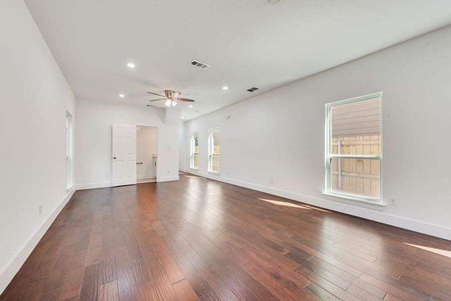 Spacious, unfurnished interior of a new home in , Dallas (Image 18).