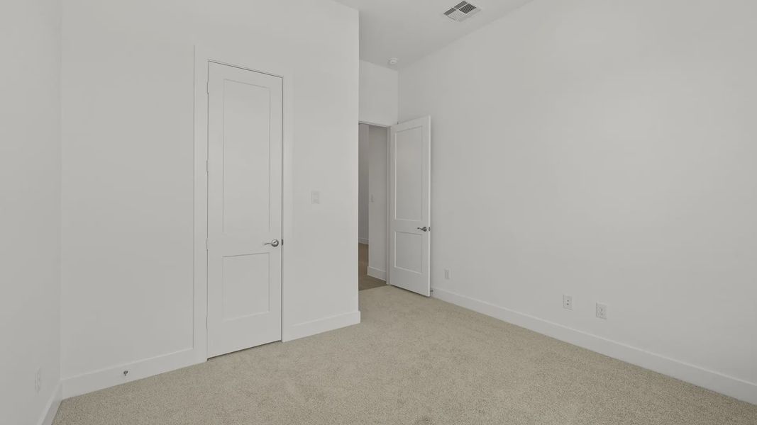 Spacious, unfurnished interior of a new home in Sienna 45', Missouri City (Image 16).