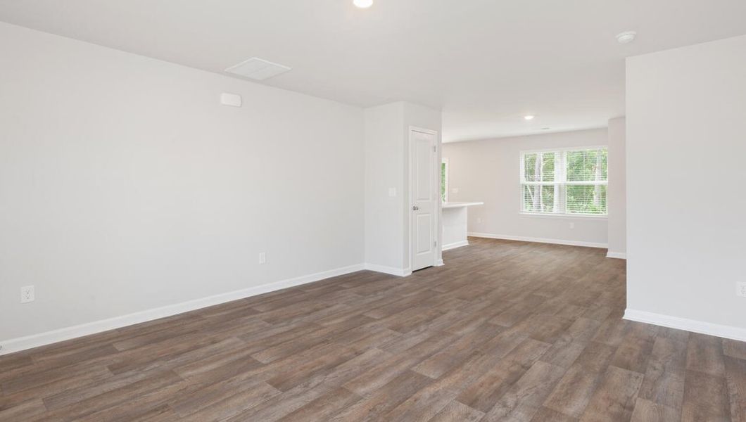 Spacious, unfurnished interior of a new home in Eagle Creek, Bolivia (Image 10).