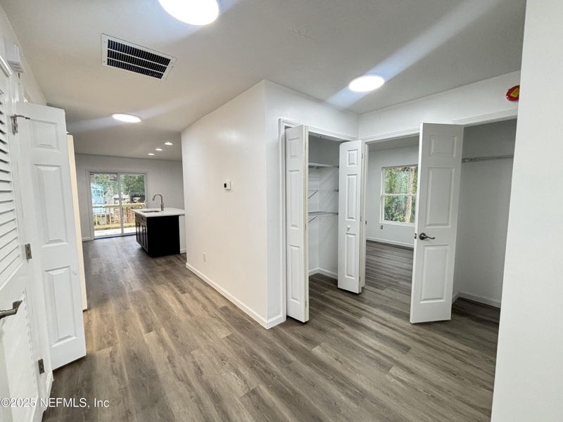 Spacious, unfurnished interior of a new home in , Jacksonville (Image 16).