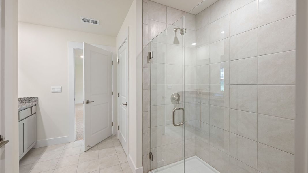 Representative furnished interior of a home built from the Hanover by D.R. Horton in Harbor Crest, Ooltewah (Image 9).