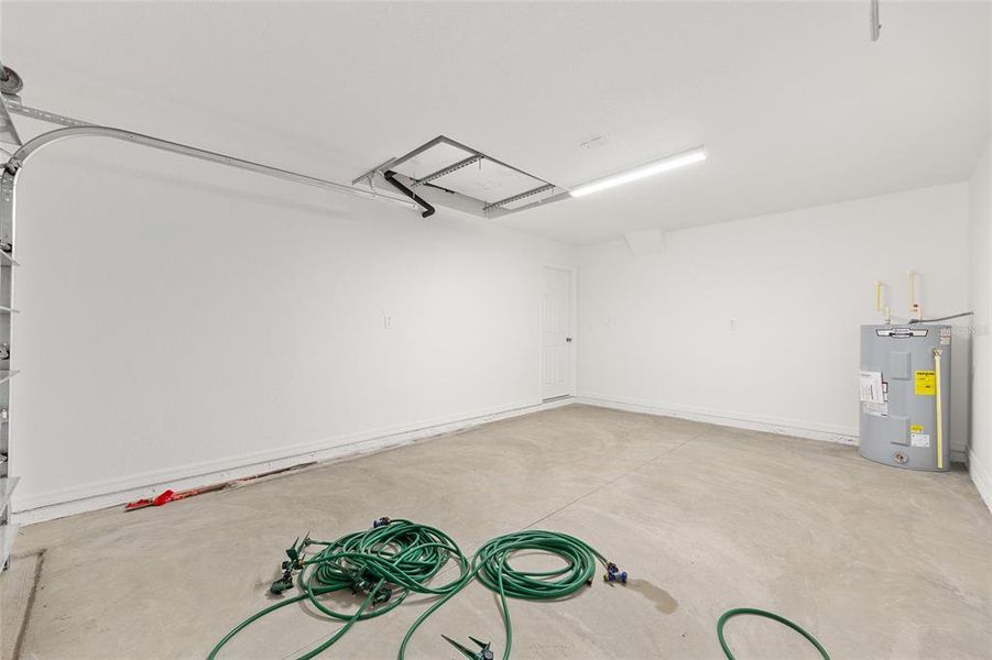 Spacious, unfurnished interior of a new home in , Ocala (Image 12).