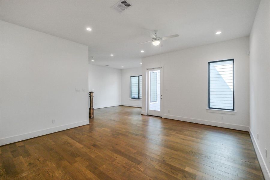 Spacious, unfurnished interior of a new home in Timbergrove Trails, Houston (Image 16).