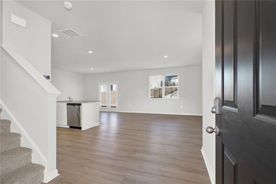 Spacious, unfurnished interior of a new home in , Jasper (Image 17).