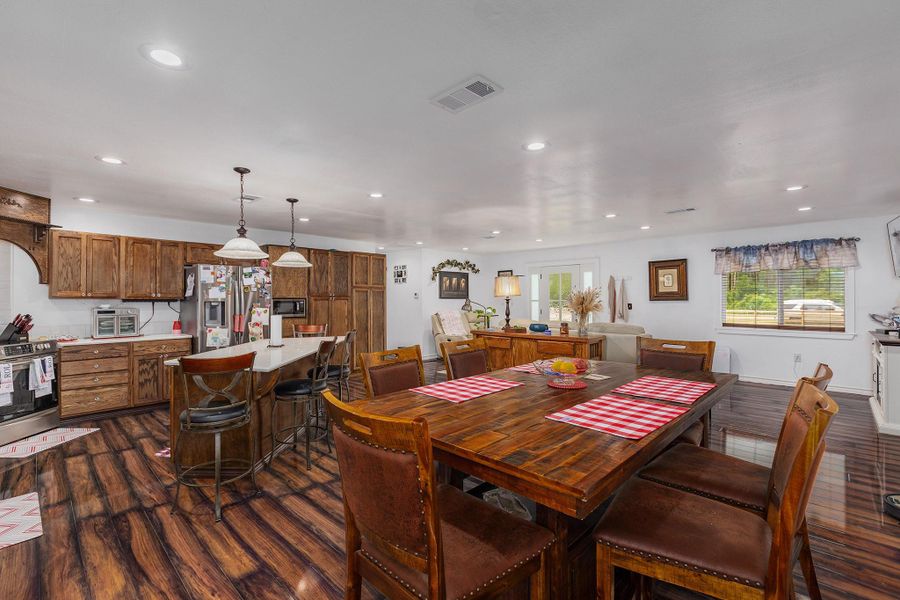 Furnished interior view inside a new home in , Lufkin (Image 11).