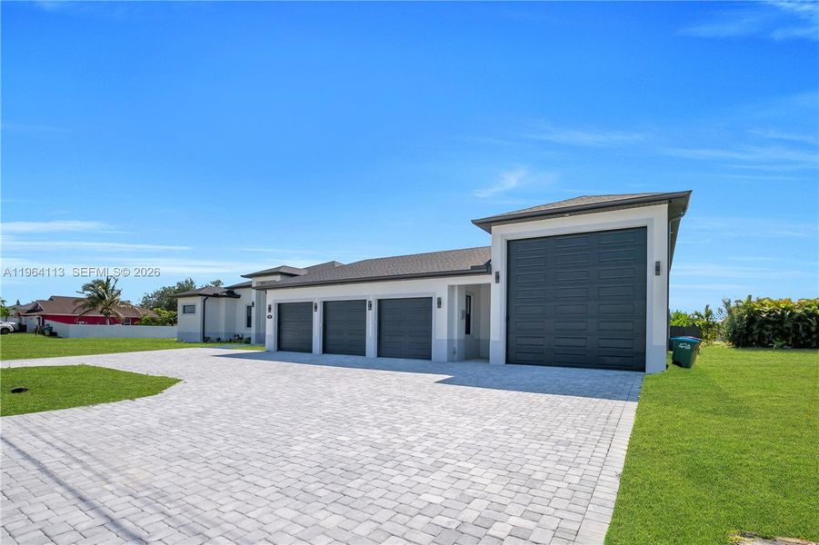 Exterior details and patio area of a home in , Cape Coral (Image 4).