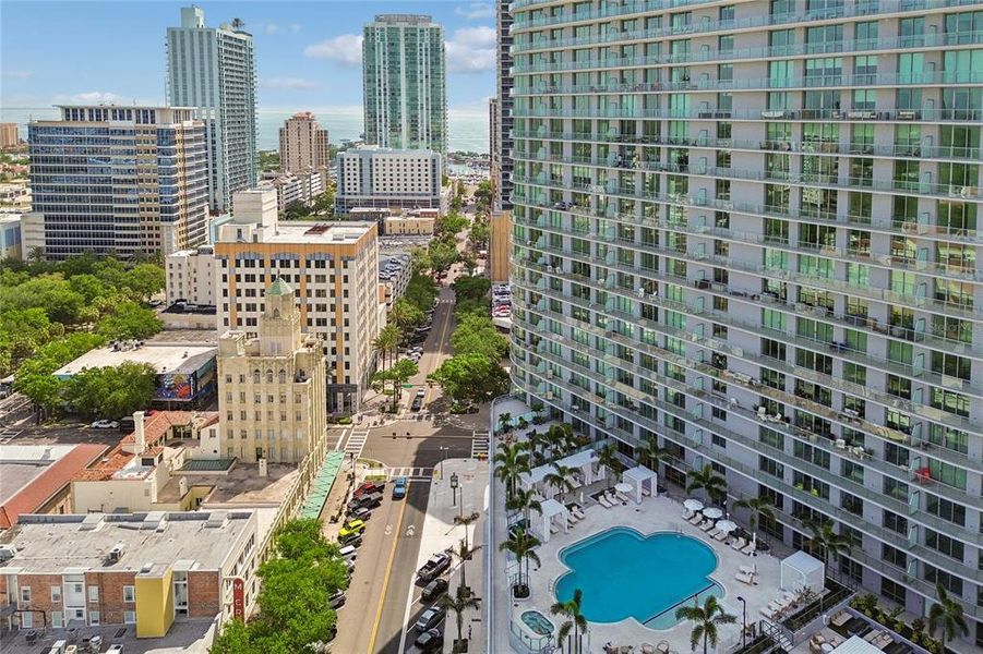 Condo located in St. Petersburg, FL showcasing its design and architecture (Image 35).