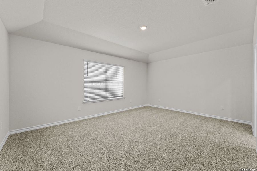 Spacious, unfurnished interior of a new home in Laurel Vistas, San Antonio (Image 26).