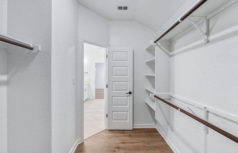 Spacious, unfurnished interior of a new home in Sunfield, Buda (Image 33).