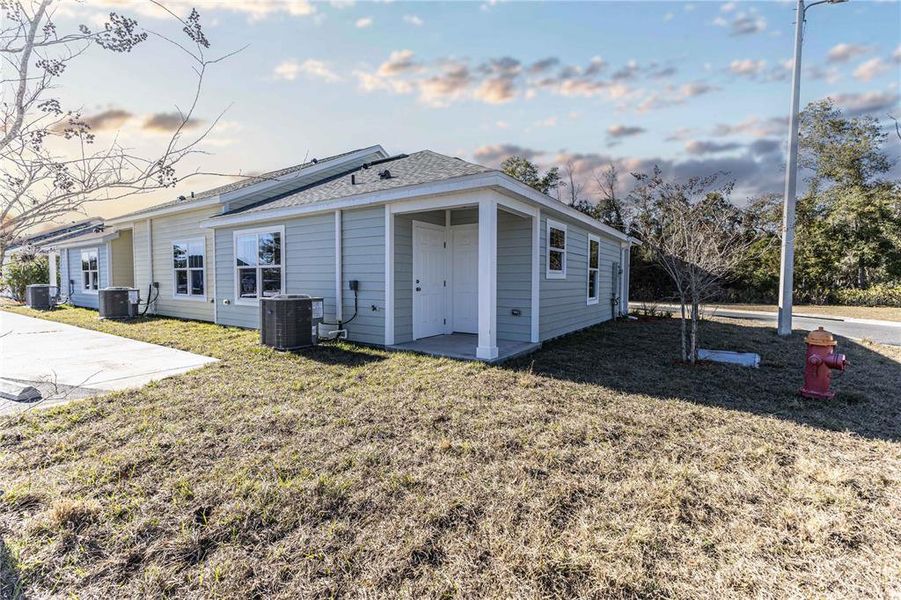 Exterior details and patio area of a home in , Tavares (Image 4).