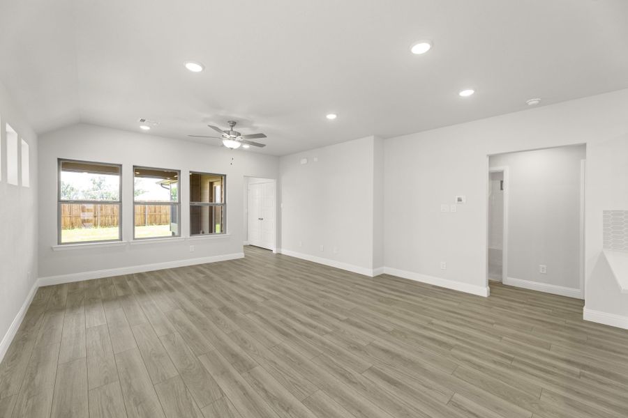 Spacious, unfurnished interior of a new home in Keeneland, Aubrey (Image 15).