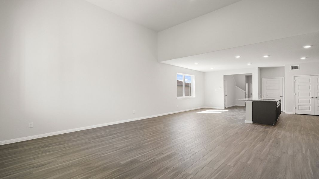Spacious, unfurnished interior of a new home in Hunters Ranch, San Antonio (Image 11).