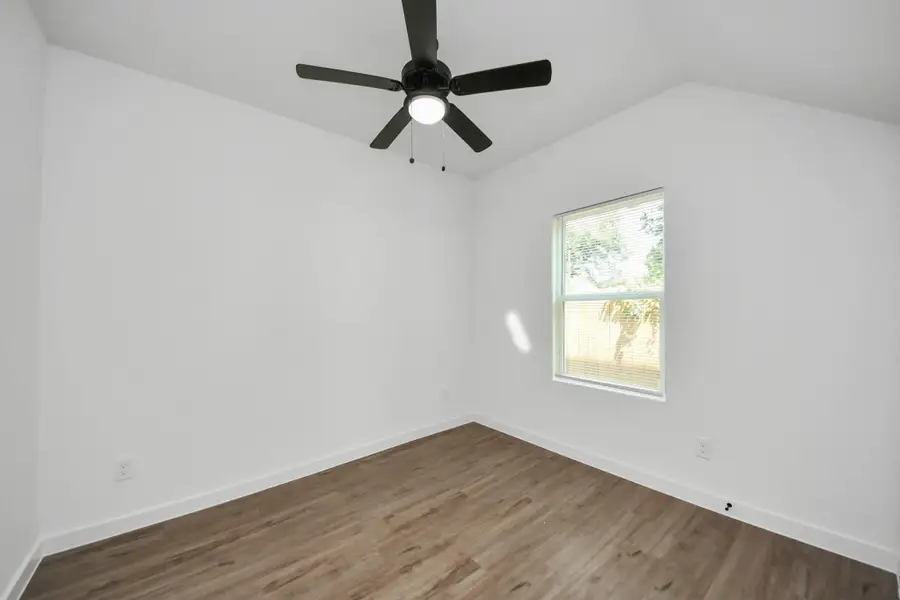 Spacious, unfurnished interior of a new home in , Houston (Image 10).
