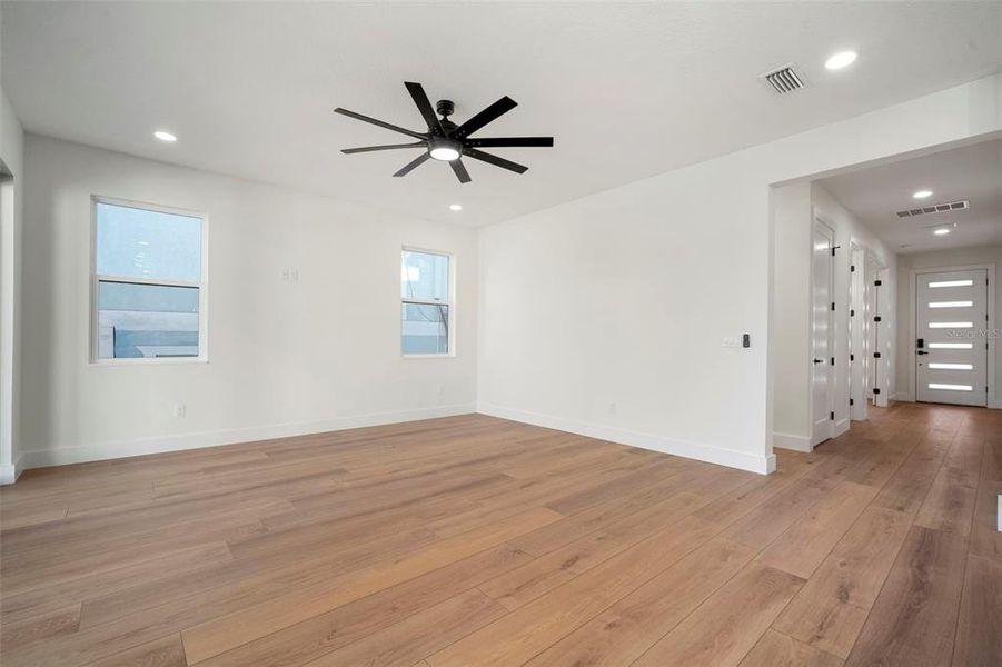 Spacious, unfurnished interior of a new home in , Apollo Beach (Image 19).