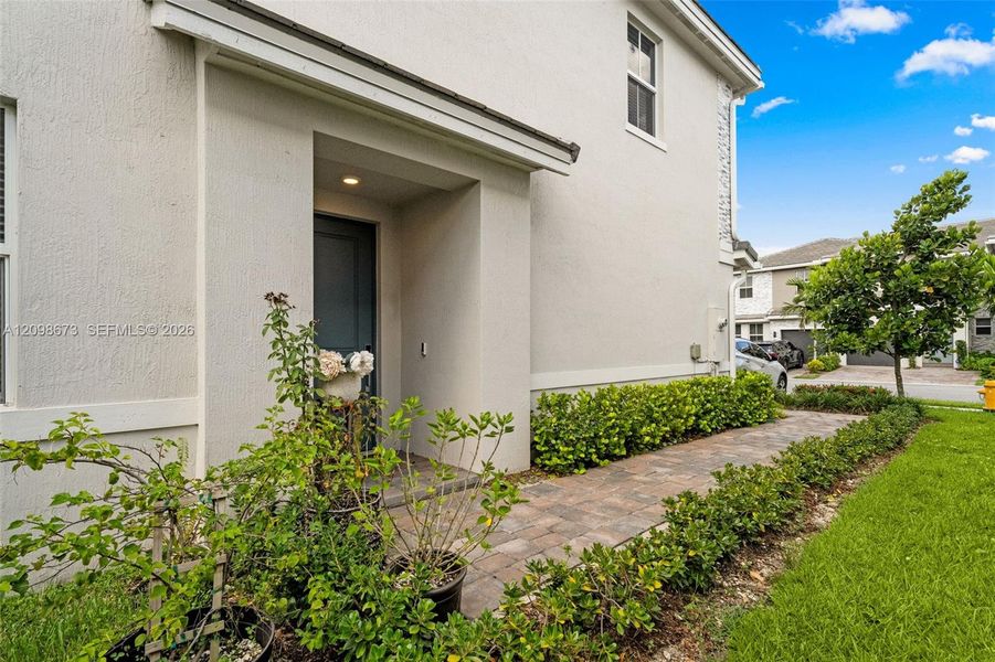 Exterior details and patio area of a home in , Pembroke Pines (Image 4).