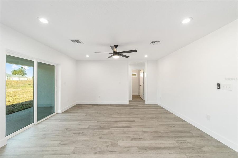 Spacious, unfurnished interior of a new home in , Ocala (Image 27).