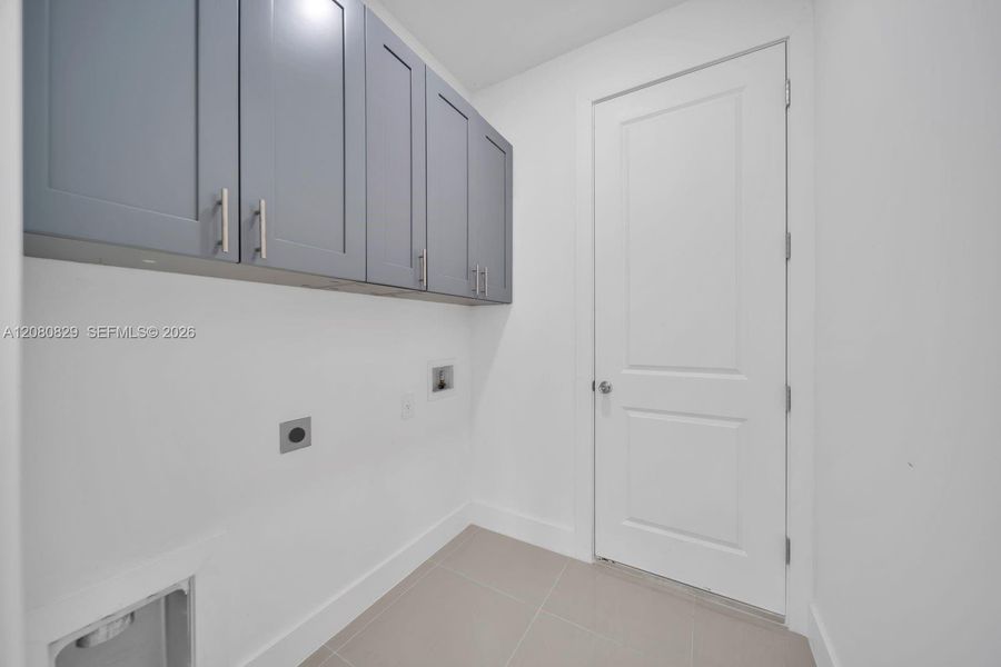 Spacious, unfurnished interior of a new home in , Lehigh Acres (Image 13).