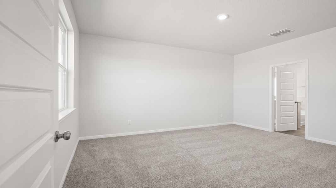 Spacious, unfurnished interior of a new home in Hunters Ranch, San Antonio (Image 15).