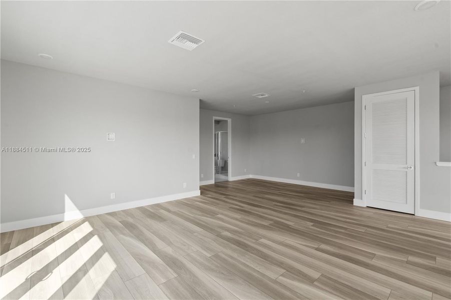 Spacious, unfurnished interior of a new home in , Reunion (Image 15). Spacious, unfurnished interior of a new home in , Reunion (Image 15).