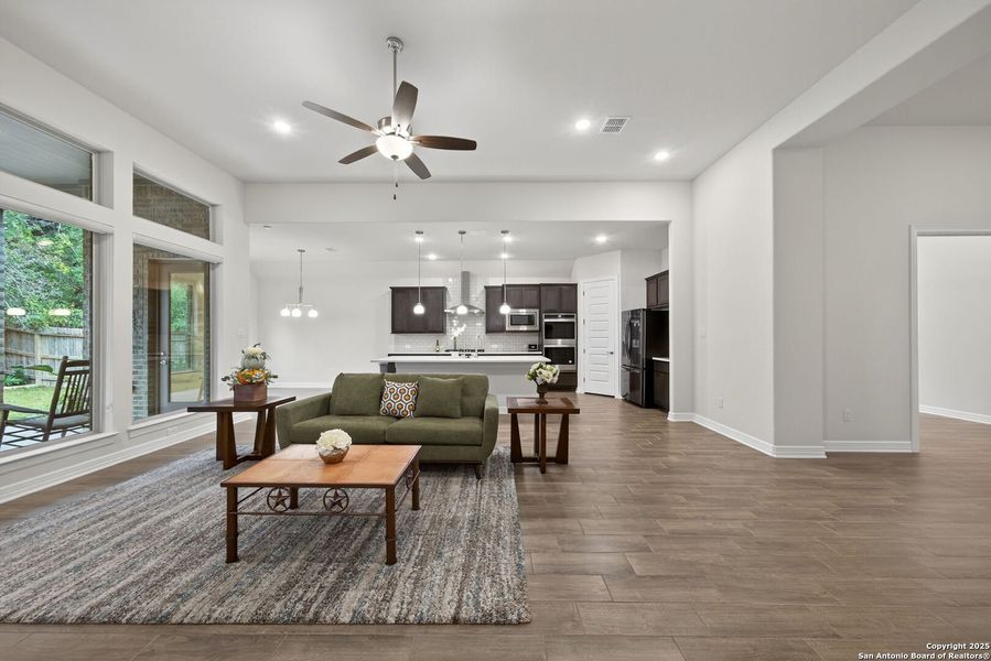 Furnished interior view inside a new home in Cibolo Crossing, Universal City (Image 9).